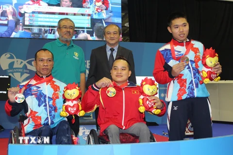 Vận động viên Nguyễn Bình An nhận huy chương vàng. (Ảnh: Lê Hải/TTXVN)