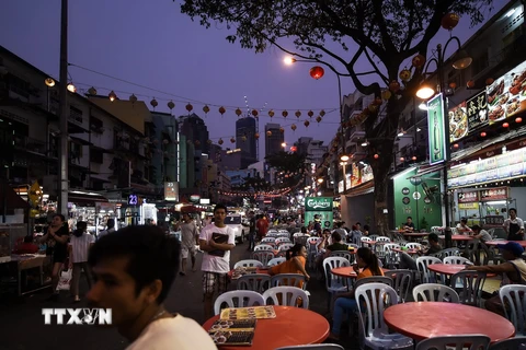Khách du lịch nước ngoài và người dân địa phương thăm tuyến phố du lịch nổi tiếng Jalan Alor ở Kuala Lumpur. (Nguồn: AFP/TTXVN