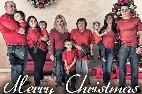 Các thành viên gia đình bà Fiore chụp ảnh cùng loại súng họ mang. (Nguồn: independent.co.uk)