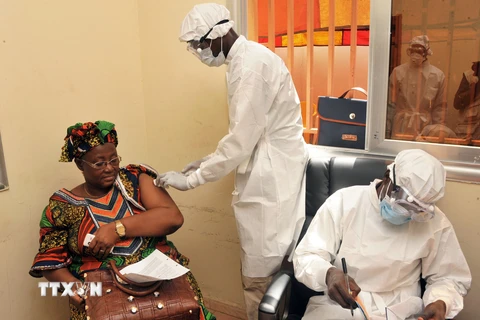 Nhân viên y tế WHO tiêm vắcxin phòng Ebola cho người dân. (Nguồn: AFP/TTXVN)