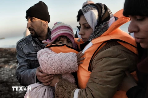Người di cư tới đảo Lesbos, Hy Lạp sau hành trình vượt biển Aegean đầy nguy hiểm. (Nguồn: AFP/TTXVN)