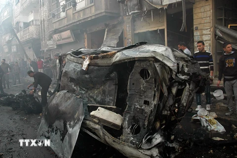 Hiện trường một vụ đánh bom xe ở Homs, Syria. (Nguồn:　AFP/TTXVN