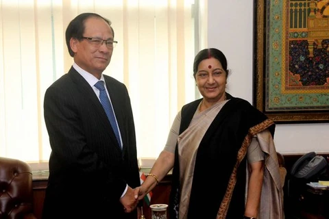 Tổng Thư ký ASEAN Lê Lương Minh và Ngoại trưởng Ấn Độ Sushma Swaraj tại cuộc gặp. (Nguồn: scoopnest.com)