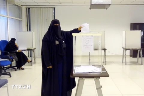 Phụ nữ Saudi Arabia bỏ phiếu tại một địa điểm bầu cử ở Riyadh. (Nguồn: AFP/TTXVN) 
