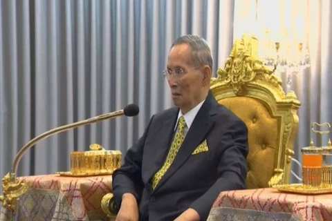 Nhà Vua Thái Lan Bhumibol Adulyadej tham dự buổi lễ. (Nguồn: Reuters)