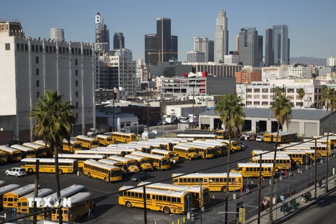 Xe buýt chở học sinh đỗ tại bến trong thời gian đóng cửa trường học ở Los Angeles, Mỹ ngày 15/12. (Nguồn: AFP/TTXVN)
