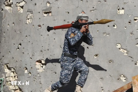 Binh sỹ Iraq tấn công vào thị trấn Husayba, thung lũng Euphrates, ngoại ô thành phố Ramadi. (Nguồn: AFP/TTXVN)