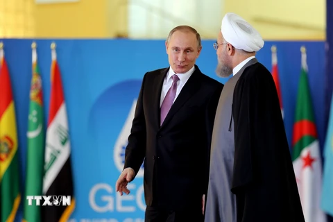 Tổng thống Iran Hassan Rouhani (phải) trong cuộc gặp Tổng thống Nga Vladimir Putin tại Hội nghị thượng đỉnh Diễn đàn các nước xuất khẩu dầu và khí đốt. (Nguồn: AFP/TTXVN)