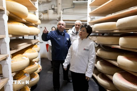 Giám đốc Tổ chức Y tế thế giới Margaret Chan (phải) thăm chợ quốc tế Rungis, ngoại ô thủ đô Paris, Pháp ngày 7/4. (Nguồn: AFP/TTXVN)