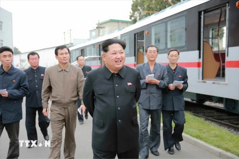 Nhà lãnh đạo Triều Tiên Kim Jong-un (giữa). (Nguồn: Yonhap/TTXVN)