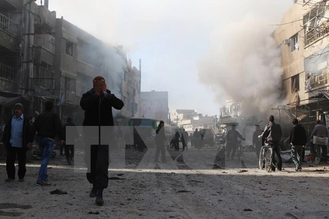 Khói bốc lên sau các cuộc không kích của quân đội Chính phủ vào các mục tiêu của phiến quân tại Ghouta, ngoại ô thủ đô Damascus. (Nguồn: AFP/TTXVN)