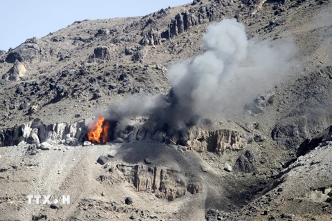 Khói bốc lên từ một kho vũ khí sau các vụ oanh kích của liên quân Arab xuống vùng núi Nuqom, Yemen. (Nguồn: Reuters/TTXVN)