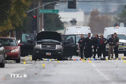 Cảnh sát đặc nhiệm Mỹ điều tra chiếc xe SUV hai nghi phạm vụ xả súng sử dụng tại San Bernardino ngày 4/12. (Nguồn: AFP/TTXVN)