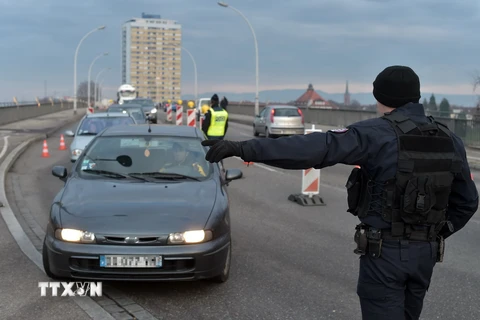 Cảnh sát Pháp kiểm tra một xe ôtô tại khu vực biên giới Pháp-Đức. (Nguồn: AFP/TTXVN)