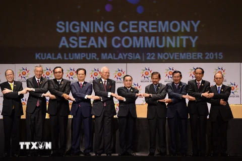 Các nhà lãnh đạo ASEAN tham gia ký "Tuyên bố Kualar Lumpur" thành lập Cộng đồng ASEAN. (Nguồn: THX/TTXVN)