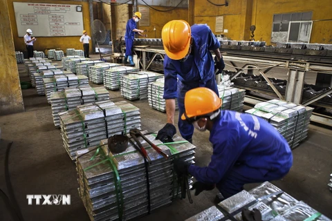 Đóng gói sản phẩm kẽm thỏi tại Nhà máy Kim loại màu Thái Nguyên thuộc Tập đoàn Công nghiệp Than-Khoáng sản Việt Nam. (Ảnh: Trọng Đạt/TTXVN)
