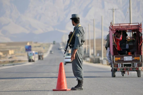 Một cảnh sát Afghanistan đứng gác tại thành phố Mazar-i-Sharif. (Nguồn: huffingtonpost.com)