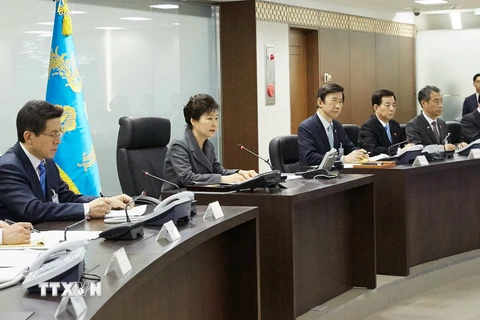 Tổng thống Hàn Quốc Park Geun-hye (thứ ba, trái) triệu tập cuộc họp an ninh khẩn cấp để thảo luận về tuyên bố của Triều Tiên thử thành công bom H. (Nguồn: Yonhap/TTXVN)