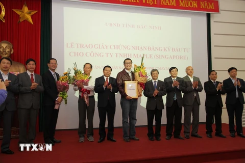 Lãnh đạo tỉnh Bắc Ninh trao giấy chứng nhận đầu tư có tổng vốn 110 triệu USD cho Công ty Trách nhiệm hữu hạn Maple. (Ảnh: Thái Hùng/TTXVN)