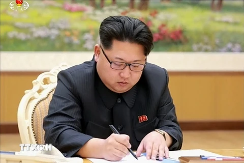 Nhà lãnh đạo Triều Tiên Kim Jong-Un ký sắc lệnh về việc thử bom H, tại Bình Nhưỡng. (Nguồn: AFP/TTXVN)