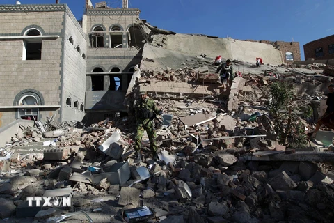 Nhà cửa bị phá hủy sau một cuộc không kích ở Sanaa, Yemen. (Nguồn: AFP/TTXVN)