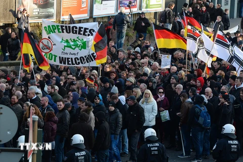 Biểu tình phản đối chính sách về người nhập cư và bạo lực với phụ nữ tại Cologne. (Nguồn: AFP/TTXVN)