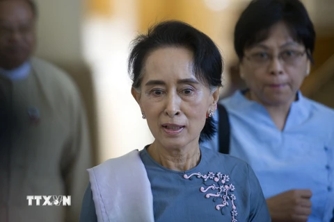 Bà Aung San Suu Kyi tới tham dự cuộc họp Quốc hội Myanmar đầu tiên sau bầu cử. (Nguồn: AFP/TTXVN)