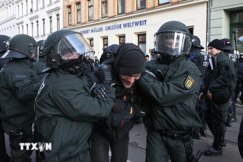 Cảnh sát Đức bắt giữ người biểu tình quá khích tại Leipzig, miền đông nước Đức. (Nguồn: AFP/TTXVN)