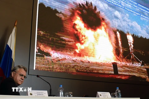 Giám đốc điều hành hãng chế tạo tên lửa Almaz-Antei của Nga Yan Novikov tại cuộc họp báo về kết quả điều tra vụ rơi máy bay MH17 ở Moskva. (Nguồn: AFP/TTXVN)