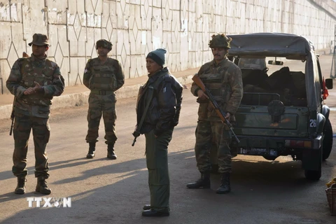 Cảnh sát Ấn Độ tuần tra gần căn cứ không quân Pathankot. (Nguồn: AFP/TTXVN)