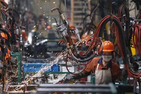 Công nhân làm việc tại một dây chuyền sản xuất ở Chiết Giang, Trung Quốc. (Nguồn: Reuters)