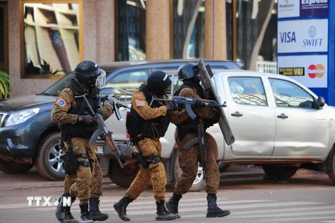 Lực lượng đặc nhiệm Burkina Faso tiếp tục rà soát quanh khu vực bị tấn công khủng bố. (Nguồn: AFP/TTXVN) 