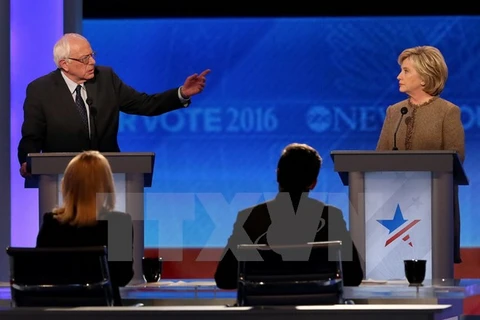 Ông Bernie Sanders (trái) và Hillary Clinton trong cuộc tranh luận lần thứ 3 của các ứng cử viên Đảng Dân chủ tham gia tranh cử Tổng thống Mỹ năm 2016. (Nguồn: AFP/TTXVN)