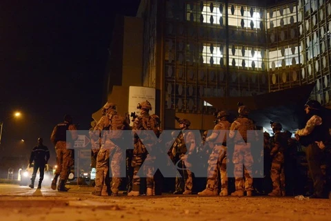 Lực lượng đặc nhiệm Pháp phong tỏa khu vực xung quanh khách sạn Splendide và nhà hàng đối diện ở Ouagadougou trong lúc giao tranh với khủng bố. (Nguồn: AFP/TTXVN)