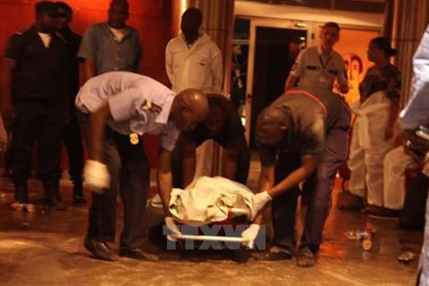 Chuyển một nạn nhân khỏi hiện trường vụ tấn công ở khách sạn Splendid ngày 16/1. (Nguồn: Reuters/ TTXVN)