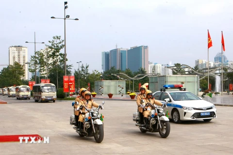 Cảnh sát giao thông dẫn đoàn xe đại biểu dự Đại hội. (Nguồn: TTXVN)