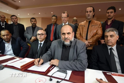 Đại diện 24 thành phố của Libya ký thỏa thuận thành lập Chính phủ đoàn kết dân tộc. (Nguồn: AFP/TTXVN)