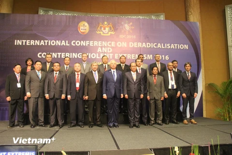 Trưởng đoàn các nước chụp ảnh cùng Thủ tướng Malaysia Najib Razak (thứ 5 từ phải). (Ảnh: Kim Dung-Chí Giáp/Vietnam+)