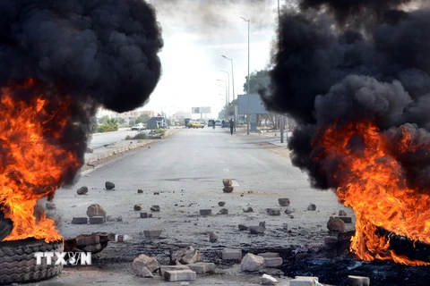 Người biểu tình đốt lốp xe phong tỏa một tuyến đường ở Ben Guerdane ngày 21/1. (Nguồn: AFP/TTXVN)