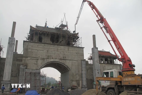 Cổng chính vào Trung tâm lễ hội Đền Hùng trong quá trình xây dựng năm 2015. (Ảnh: Tạ Toàn/TTXVN)