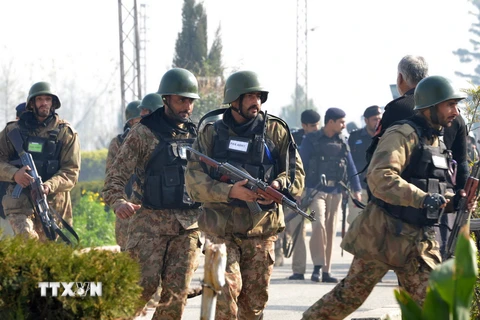 Binh sỹ Pakistan tại hiện trường một vụ khủng bố. (Nguồn: AFP/TTXVN)