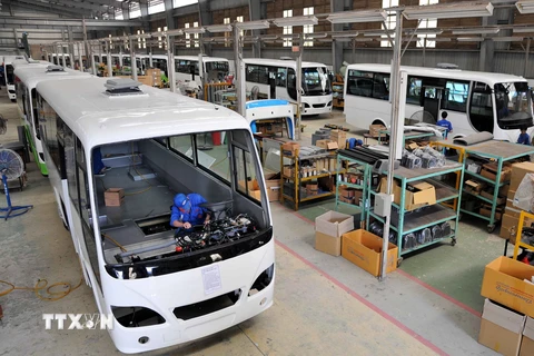 Dây chuyền sản xuất khung xe ôtô hành khách (từ 24-80 chỗ) tại nhà máy của Tổng công ty Cơ khí Giao thông Vận tải Sài Gòn. (Ảnh: An Hiếu/TTXVN)