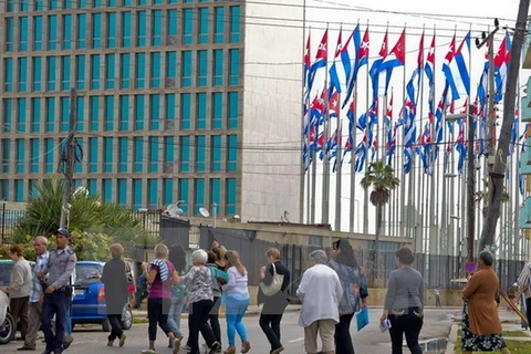 Người dân Cuba xếp hàng bên ngoài một văn phòng của Mỹ ở thủ đô La Habana. (Nguồn: AFP/TTXVN)
