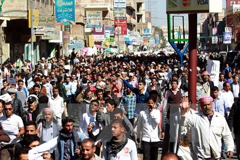 Biểu tình lớn phản đối phiến quân Huthi. (Nguồn: AFP/TTXVN)