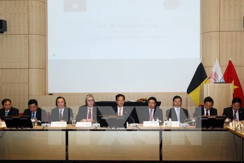 Thủ tướng Nguyễn Tấn Dũng tiếp đại diện một số doanh nghiệp hàng đầu của Bỉ và Việt Nam. (Ảnh: Đức Tám/TTXVN)