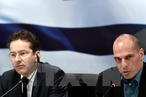 Bộ trưởng Tài chính Hy Lạp Yanis Varoufakis (phải) và Chủ tịch Nhóm Eurozone Jeroen Dijsselbloem trong cuộc gặp tại Athens ngày 30/1. (Nguồn: AFP/TTXVN)