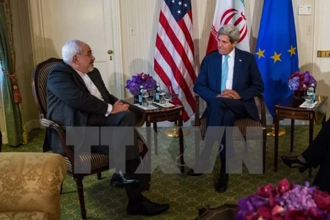 Ngoại trưởng Mỹ John Kerry (phải) và người đồng cấp Iran Javad Zarif (trái). (Nguồn: AFP/TTXVN)