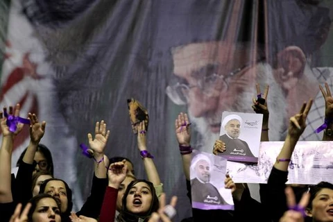 Người dân Iran thể hiện lòng trung thành với Đại Giáo chủ Khamenei. (Nguồn: AP)
