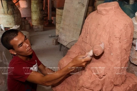 Độc đáo các bộ tượng gốm sứ của làng nghề Bát Tràng 