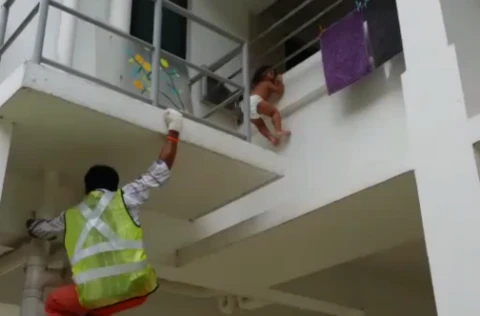 Singapore: Giải cứu em bé bị kẹt đầu vào chấn song ban công
